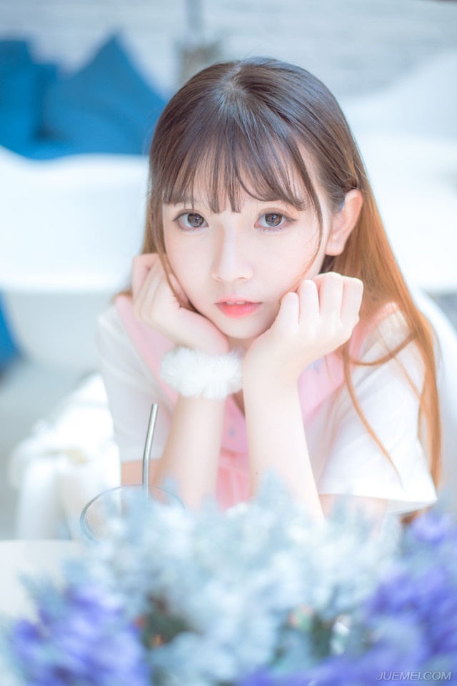 一簇簇箭雨从四面八方射过来，对方人数明明还不如陈到这边多，却偏偏让人有种四面皆敌的感受，许多战士慌乱迎敌，却根本抓不到对方的影子，只是片刻，陈到的船队便被冲的七零八落，根本无法组织起有效的反抗，只能眼睁睁看着对方不断将自己的兵马分割出去，然后一点点蚕食，却无可奈何。